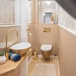 Gold Jacuzzi Apartment *