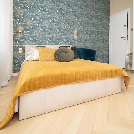 Gold Jacuzzi Apartment