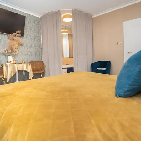 Apartment Gold Jacuzzi